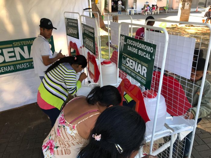 FAMÍLIA NA PRAÇA REÚNE CENTENAS DE PESSOAS.